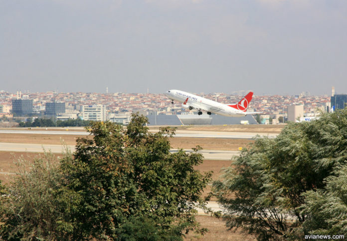 Вылет самолета Boeing 737 Turkish Airlines из аэропорта Стамбула