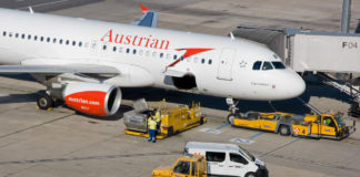 Обслуживание самолета Austrian Airlines в аэропорту Вены