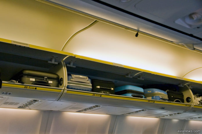 Полки для ручной клади в салоне самолета Ryanair