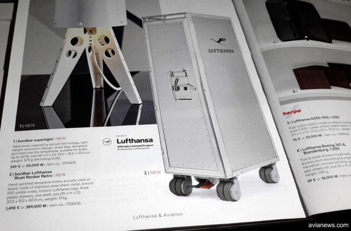 Авиационная тележка из каталога Duty Free товаров Lufthansa, которую могут купить пассажиры. Фото: avianews.com