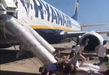 Скрин из видео хаотичной эвакуации пассажиров Ryanair