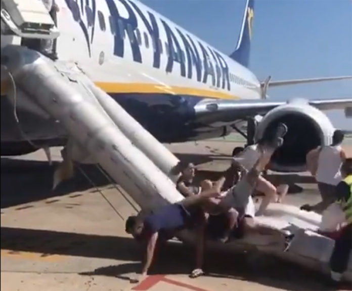 Скрин из видео хаотичной эвакуации пассажиров Ryanair