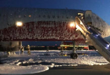 Ту-204 Red Wings после выполнения эвакуации и тушения пожара двигателя