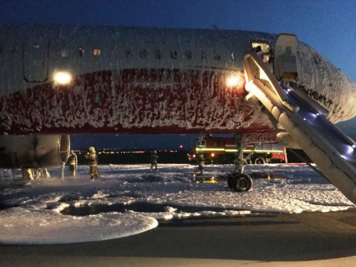 Ту-204 Red Wings после выполнения эвакуации и тушения пожара двигателя