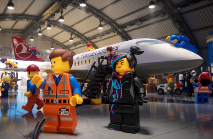 Кадр из safety video Turkish Airlines, снятого в стиле Lego