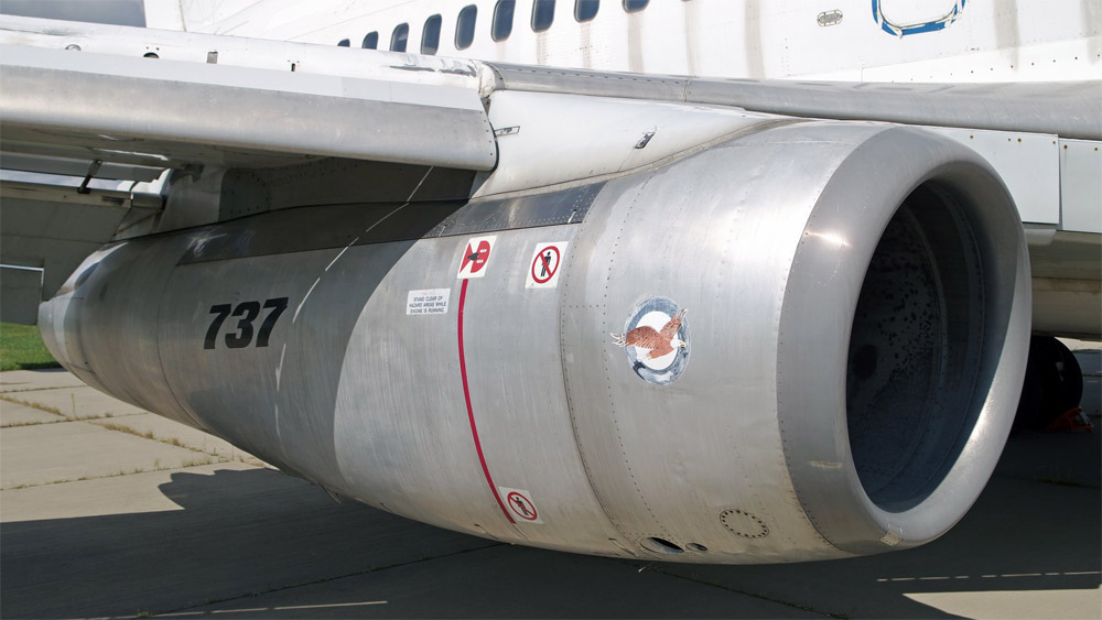 Сигароподобные двигатели Boeing 737-200