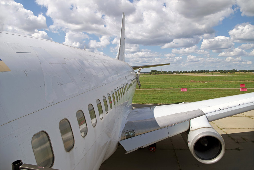 На фюзеляже Boeing 737-200 видно, как лентой закрыто название предыдущего владельца - авиакомпании АэроСвит