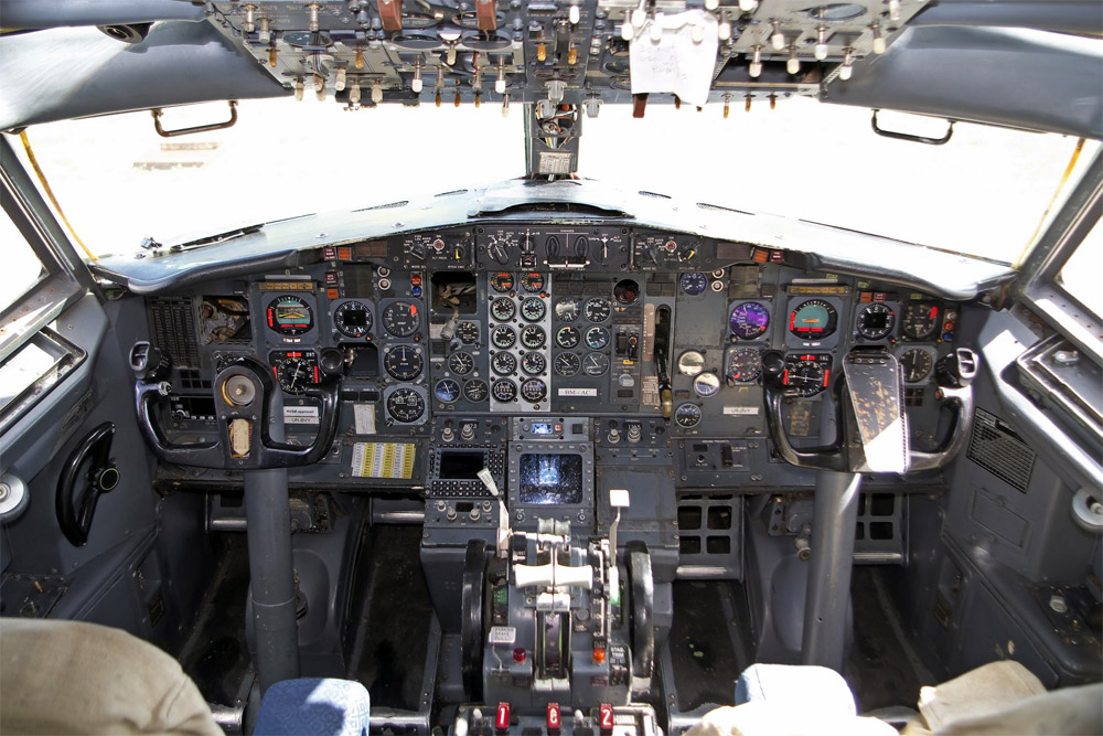 Кабина пилотов с приборной панелью Boeing 737-200 "АэроСвита", который купил аэропорт Борисполь