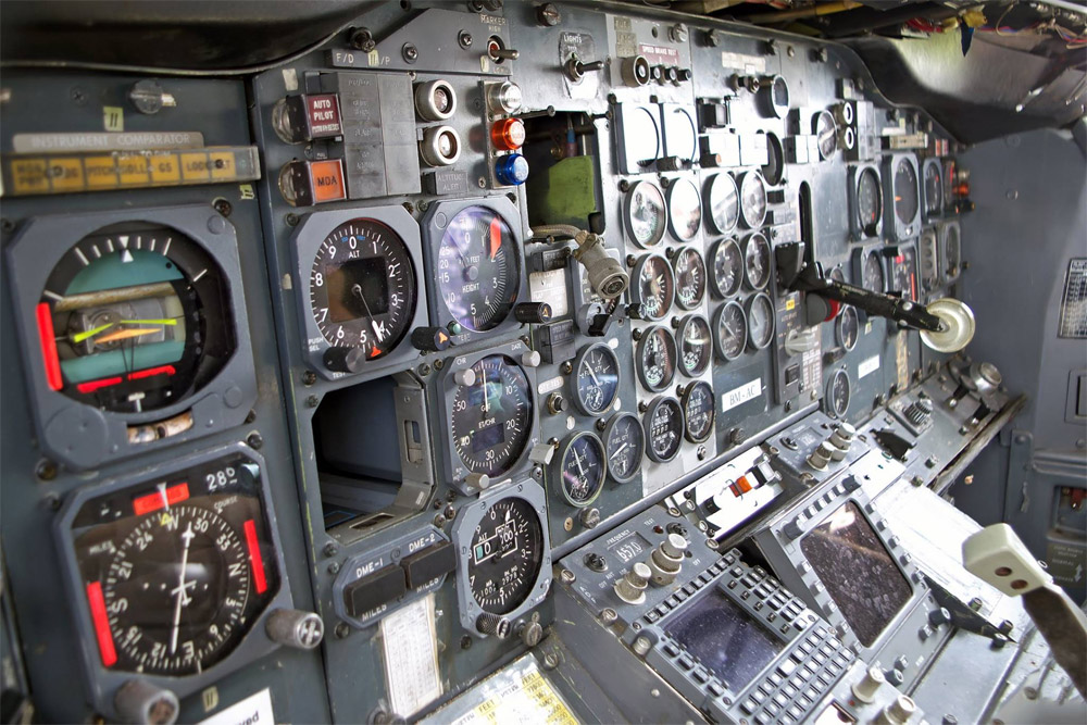 Кабина пилотов с приборной панелью Boeing 737-200 "АэроСвита", который купил аэропорт Борисполь