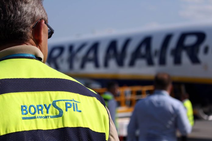 Самолет Ryanair в аэропорту Борисполь