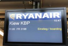 Экран с объявлением о посадке на первый рейс Ryanair в Украину Берлин-Киев