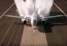 Embraer E195-E2 во время испытания на мокрой полосе