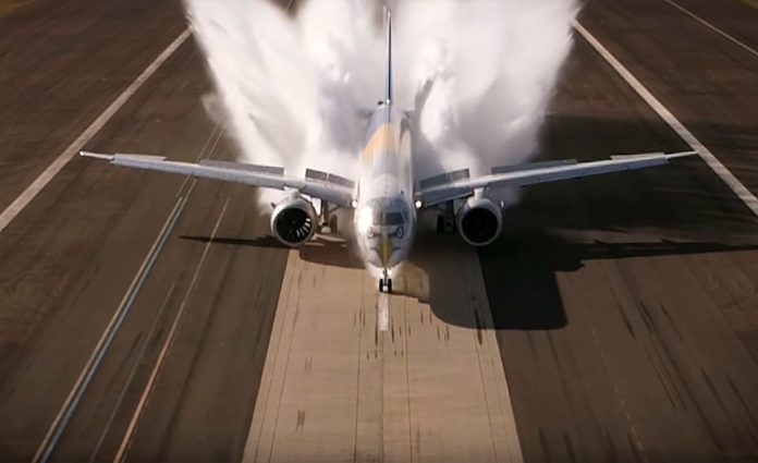 Embraer E195-E2 во время испытания на мокрой полосе