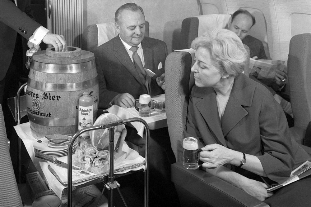 Разливное пиво на борту Lufthansa в 1960-е годы