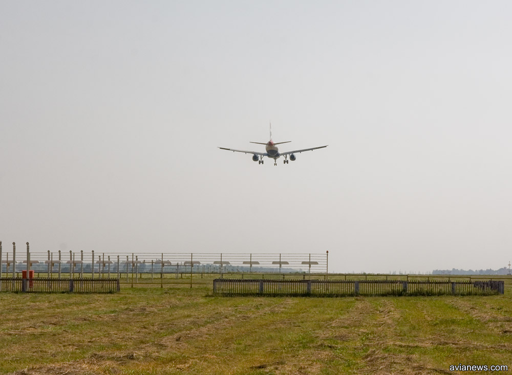 https://www.avianews.com/wp-content/uploads/2018/09/plane_landing.jpg