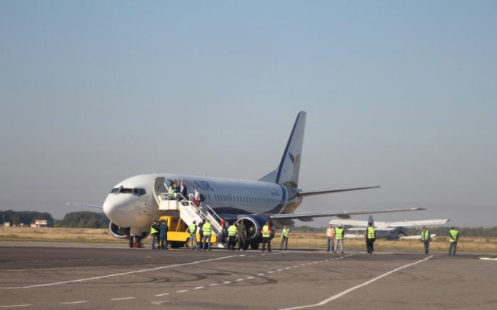 Boeing 737 Yanair в аэропорту Полтава
