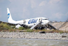 Boeing 737-800 Utair VQ-BJI в русле реки в аэропорту Сочи