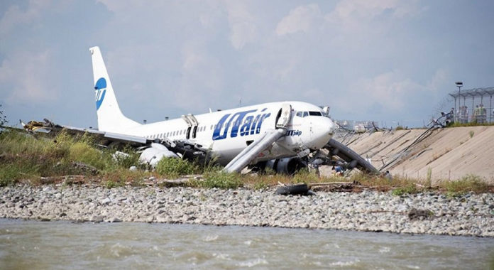 Boeing 737-800 Utair VQ-BJI в русле реки в аэропорту Сочи