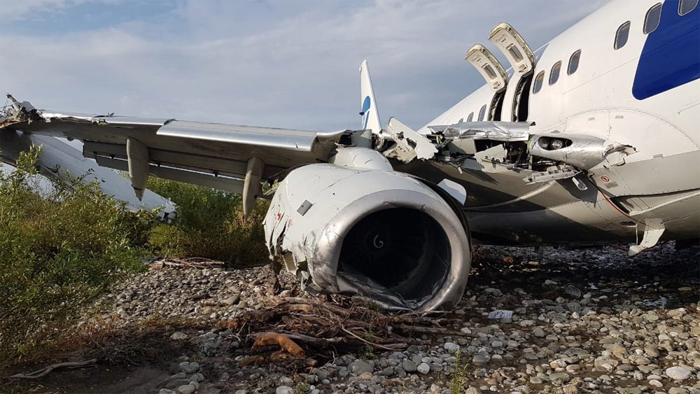Повреждения Boeing 737-800 Utair VQ-BJI после выкатки с полосы