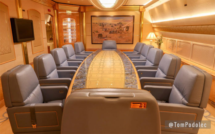 Комната для переговоров на борту Boeing 747 SP