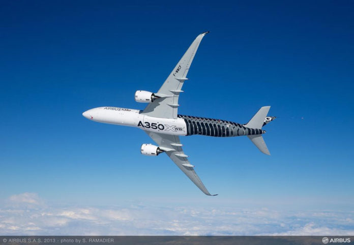 Самолет Airbus A350 в небе