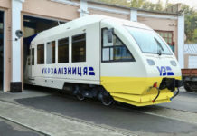 Рельсовый автобус PESA в новой окраске "Укрзализныци", который будет курсировать в аэропорт Борисполь. Фото: Укрзализныця
