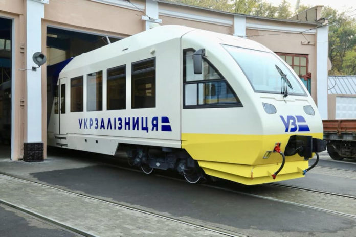 Рельсовый автобус PESA в новой окраске 