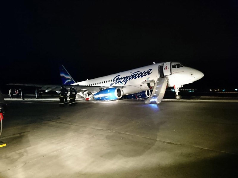 Состояние самолета SSJ100 авиакомпании "Якутия" после происшествия в аэропорту Якутска