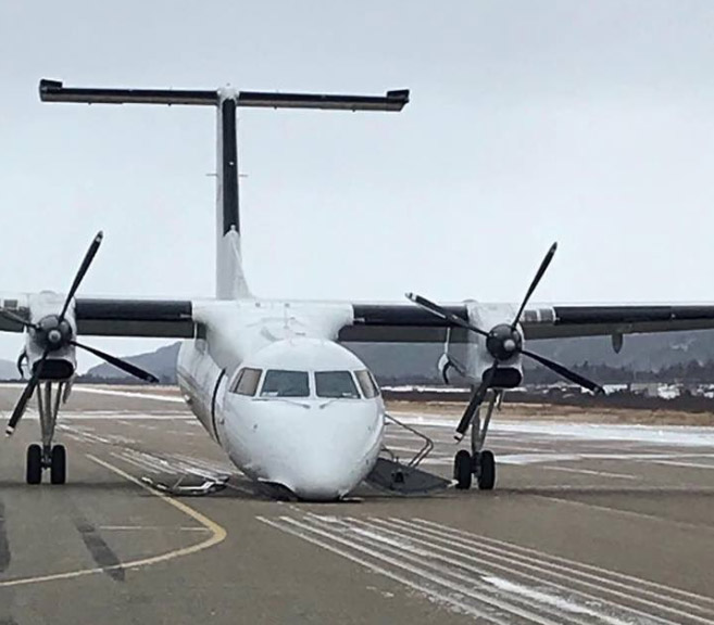 Самолет PAL Airlines, совершивший посадку без носовой стойки шасси. Фото: twitter