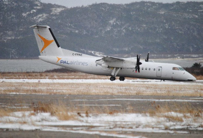 Самолет PAL Airlines, совершивший посадку без носовой стойки шасси. Фото: twitter