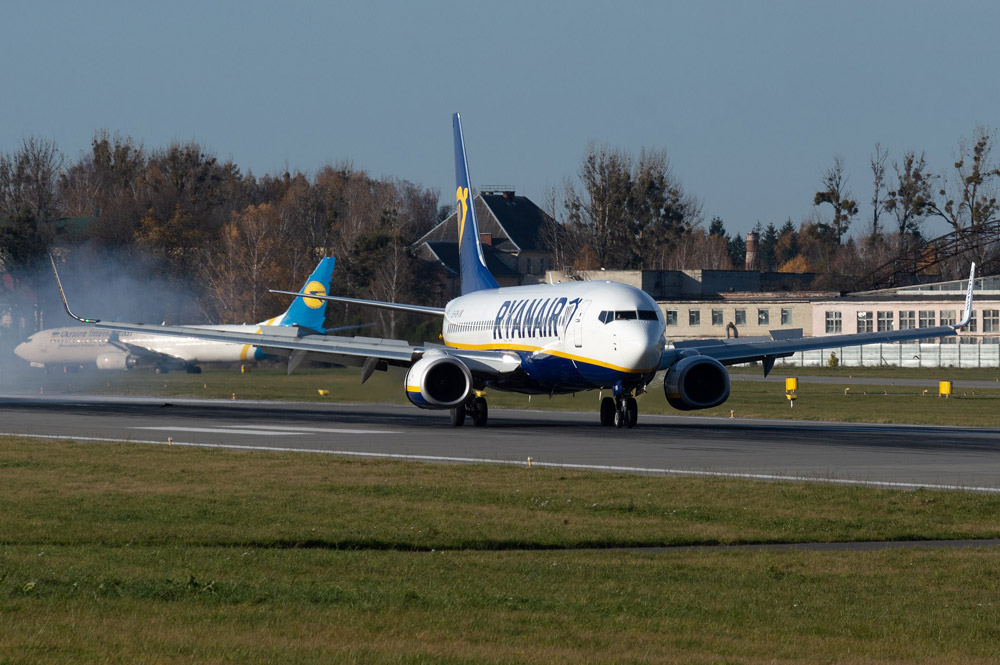 Самолеты лоу-коста Ryanair и МАУ
