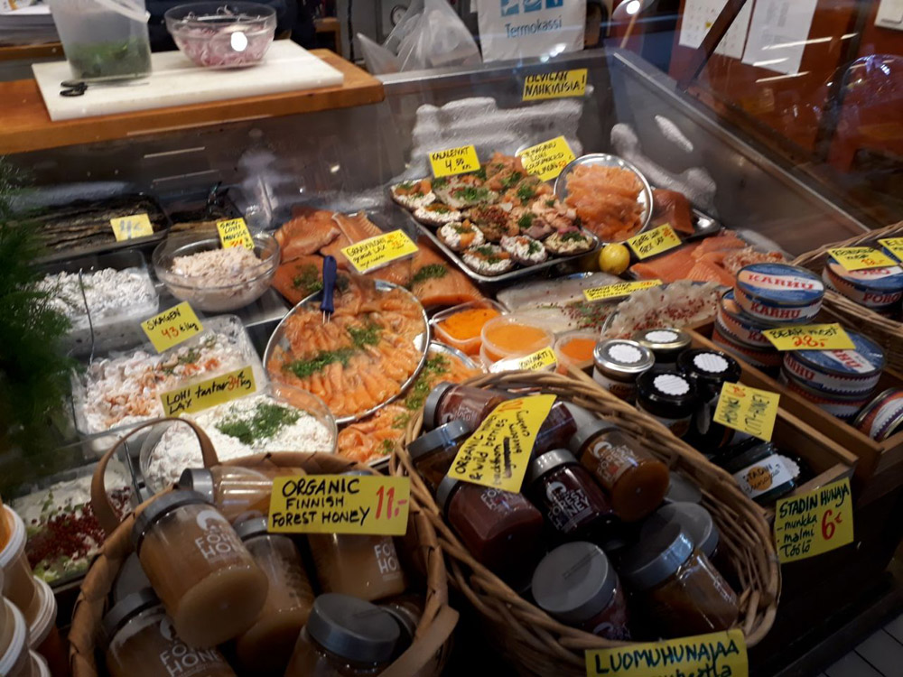 Витрина с морскими продуктами на Олд Маркет Холл в Хельсинки