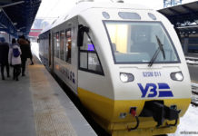Рельсовый автобус PESA 620M перед отправлением с вокзала "Киев-Пассажирский" в аэропорт Борисполь