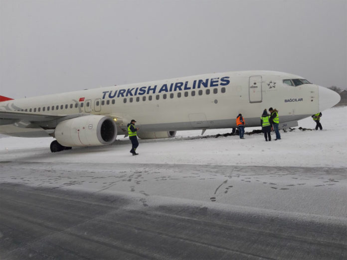 Выкатившийся за пределы полосы после посадки во Львове Boeing 737-800 Turkish Airlines