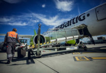 Загрузка багажа в самолет airBaltic