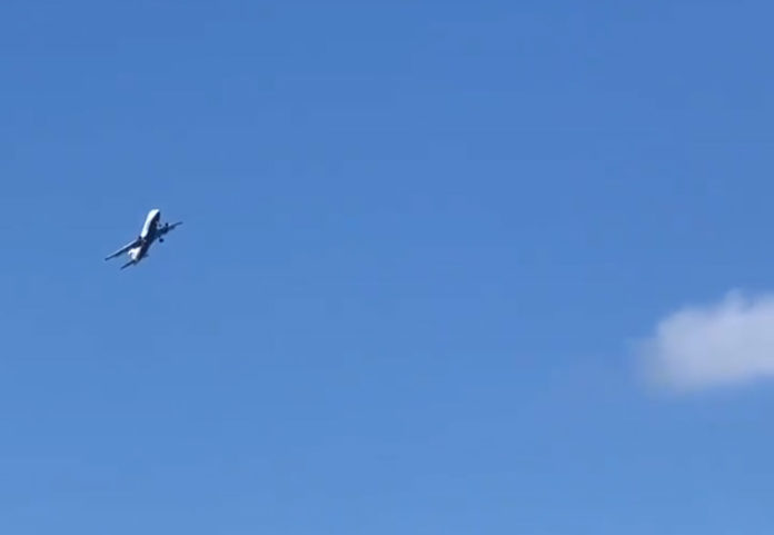 Самолет British Airways, пытающийся сесть в Гибралтаре в сильный ветер