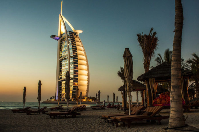 Пляж в Дубае (ОАЭ) с видом на отель Бурдж-аль-Араб