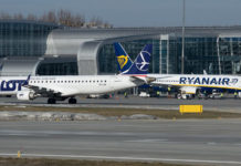Самолеты Ryanair и LOT в аэропорту Львов