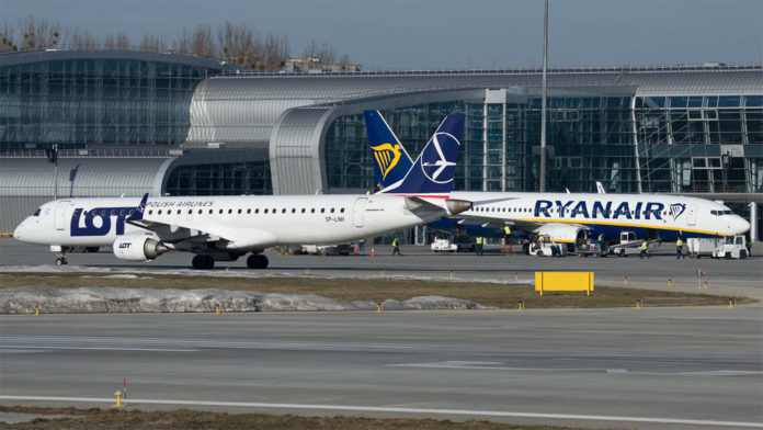 Самолеты Ryanair и LOT в аэропорту Львов