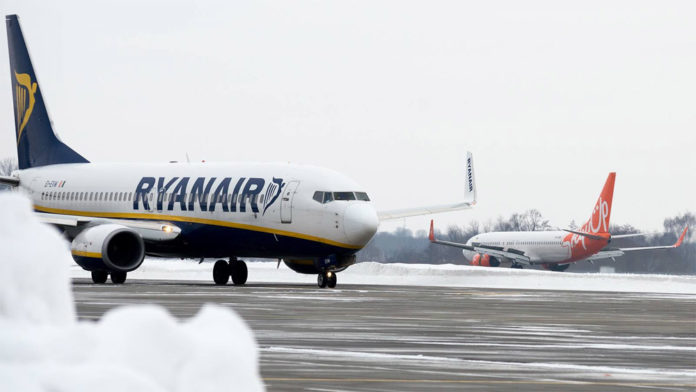 Самолеты Ryanair и SkyUp в аэропорту Львов