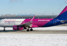 Самолет Wizz Air в аэропорту Львов