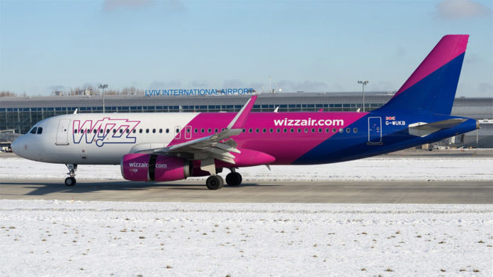 Самолет Wizz Air в аэропорту Львов