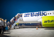 Посадка пассажиров в самолет airBaltic