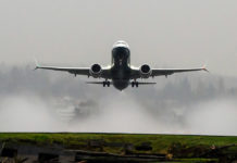 Взлет самолета Boeing 737 MAX 8