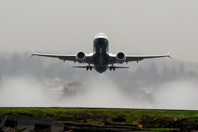 Взлет самолета Boeing 737 MAX 8