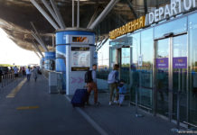 Пассажиры идут на вылет в аэропорту Борисполь, терминал D