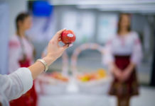 Раздача яблок в аэропорту Кишинева