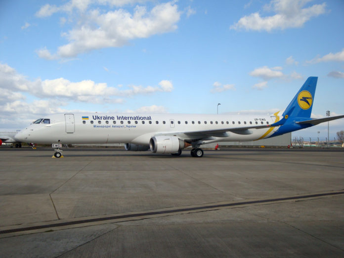 Embraer 195 МАУ с регистрационным номером UR-EMG