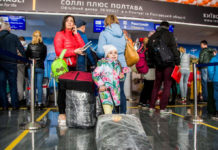 Пассажиры проходят регистрацию на рейс в аэропорту Полтава