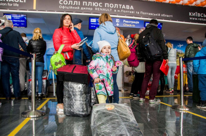 Пассажиры проходят регистрацию на рейс в аэропорту Полтава